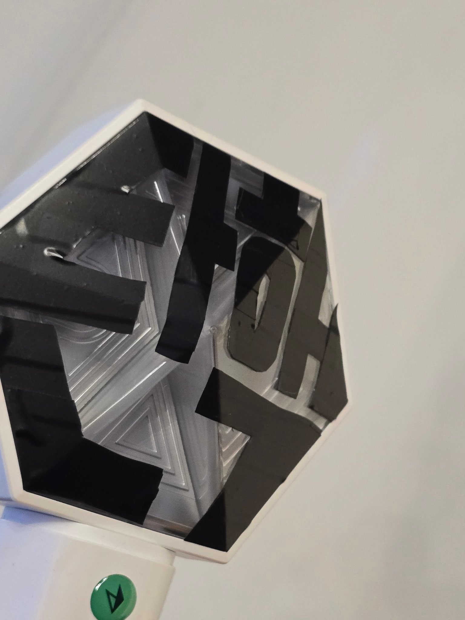 今天为参加EXO见面会拿出应援棒后吓一跳的爱丽- 应援棒上还粘贴着“弹劾”二字，