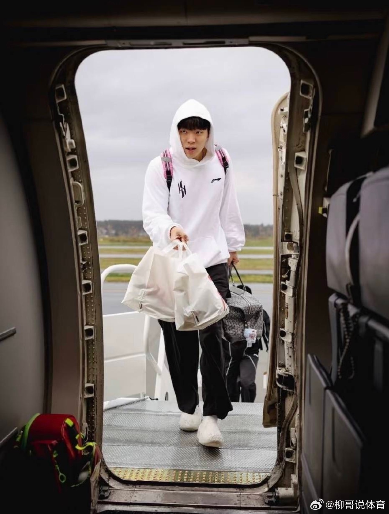 今日，开拓者官方社媒晒出中国球员杨瀚森登机照，随队开启五连客。值得一提的是，杨瀚