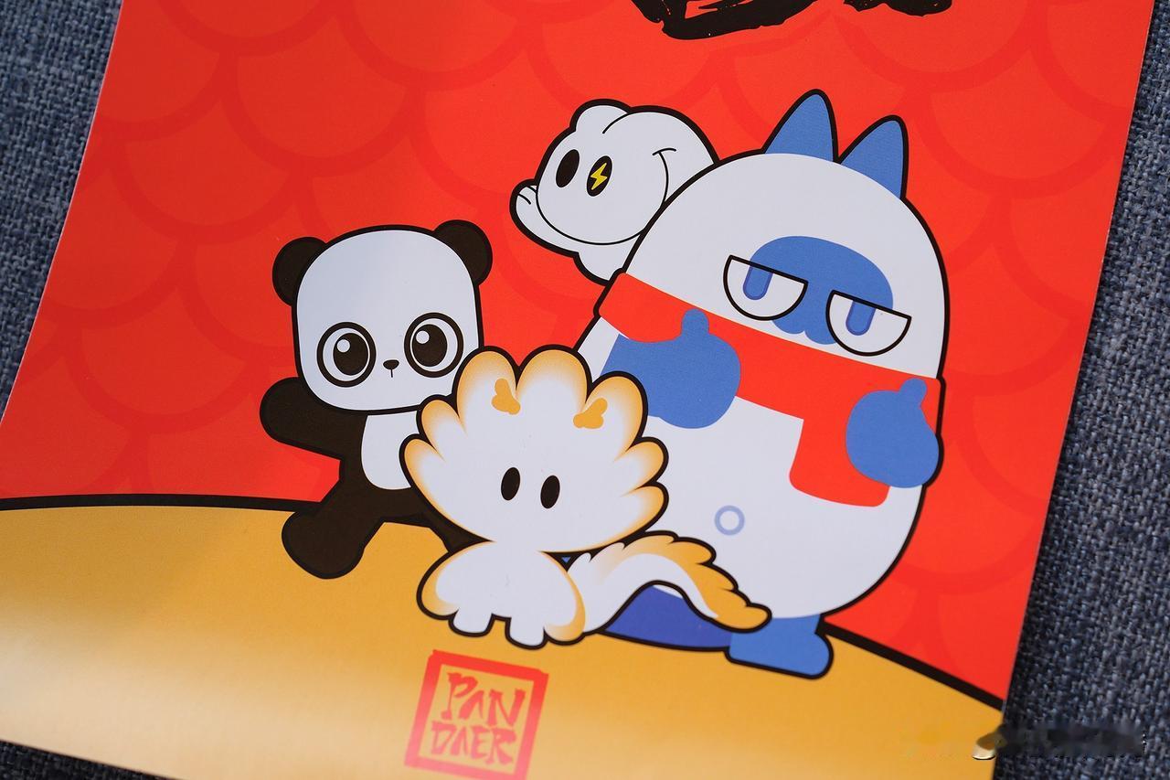 魅族PANDAER灵龙春节礼盒来啦，里面的龙冻墙（冰箱贴）针不戳，非常好看，还有