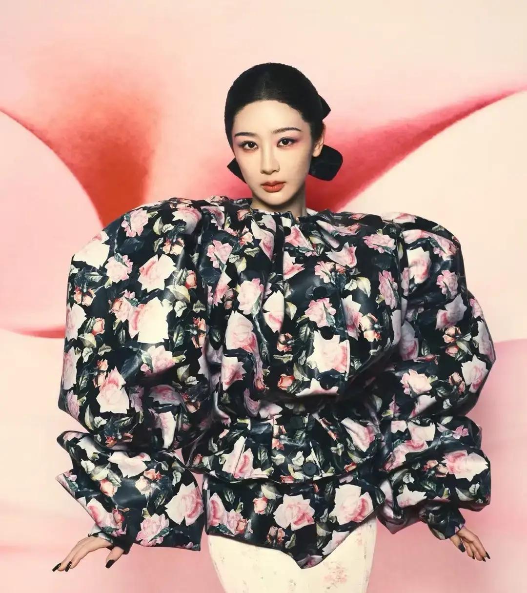 VOGUE开年封面，杨紫撕掉童星光环
 
第1次登港版，她没选公主裙。黑西装配利