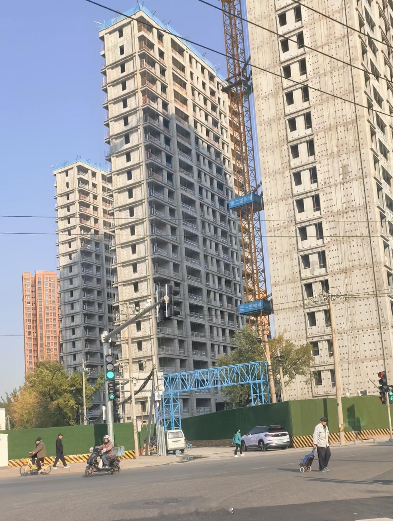 北京朝阳某11万单价的豪宅小区，下午2点的样子，阳光去哪了 ​​​