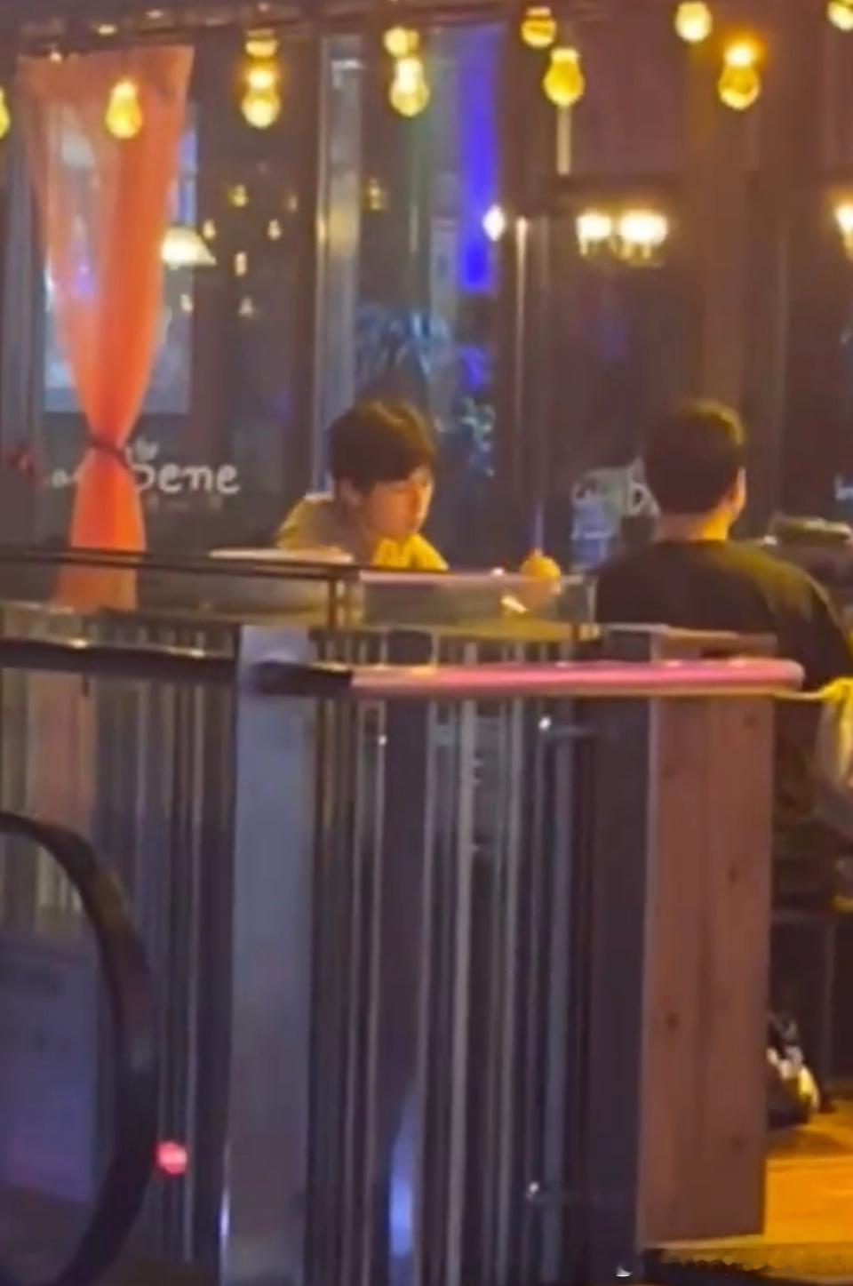 #威海偶遇张凌赫#顺毛牛牛，男大即视感！什么时候我也能偶遇啊[泪]。#威海偶遇张
