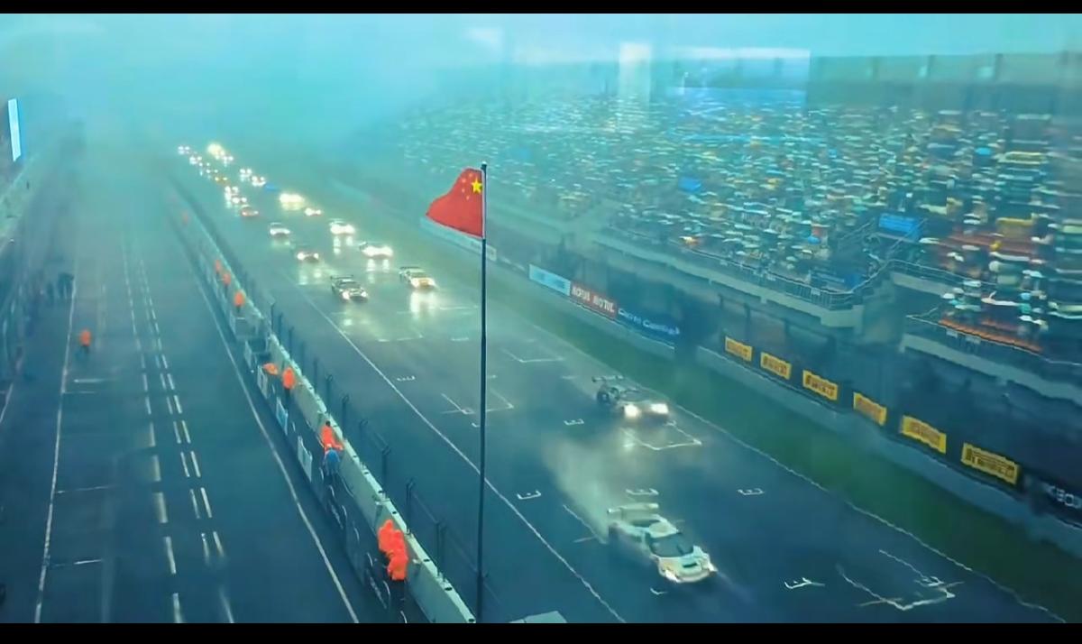珠海第一回合正赛突遭大雨比赛中止。王一博走到P房外担忧地看向看台。后向粉丝发出注