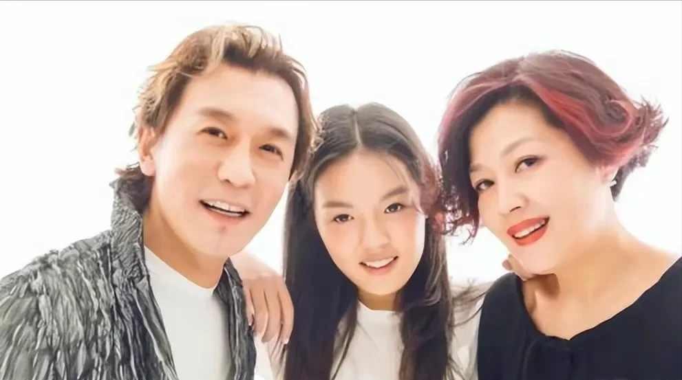 “我不要回中国，把我葬在美国吧！”2018年，李咏因病去世，然而遗产并没有留给妻