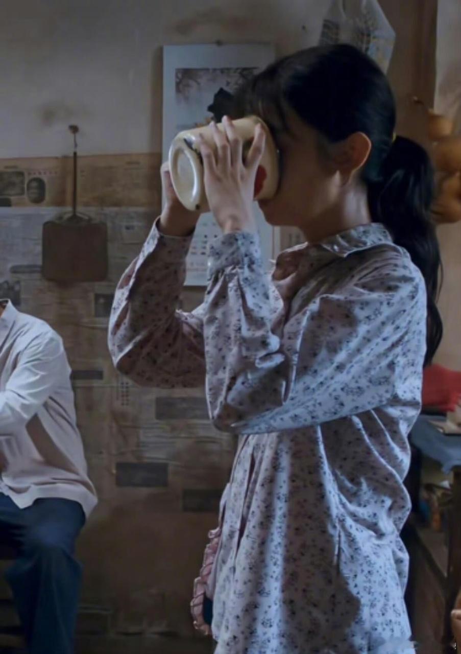 周也好小一张脸周也脸和茶缸一样小 看周也喝水才发现她脸这么小！茶缸往脸边一放，直