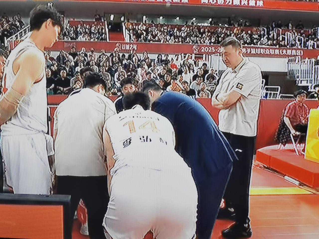 卢伟太没经验了。
面对盖伊、迪亚洛、张宁的强力压制，还不选择输球让队员释放一下压