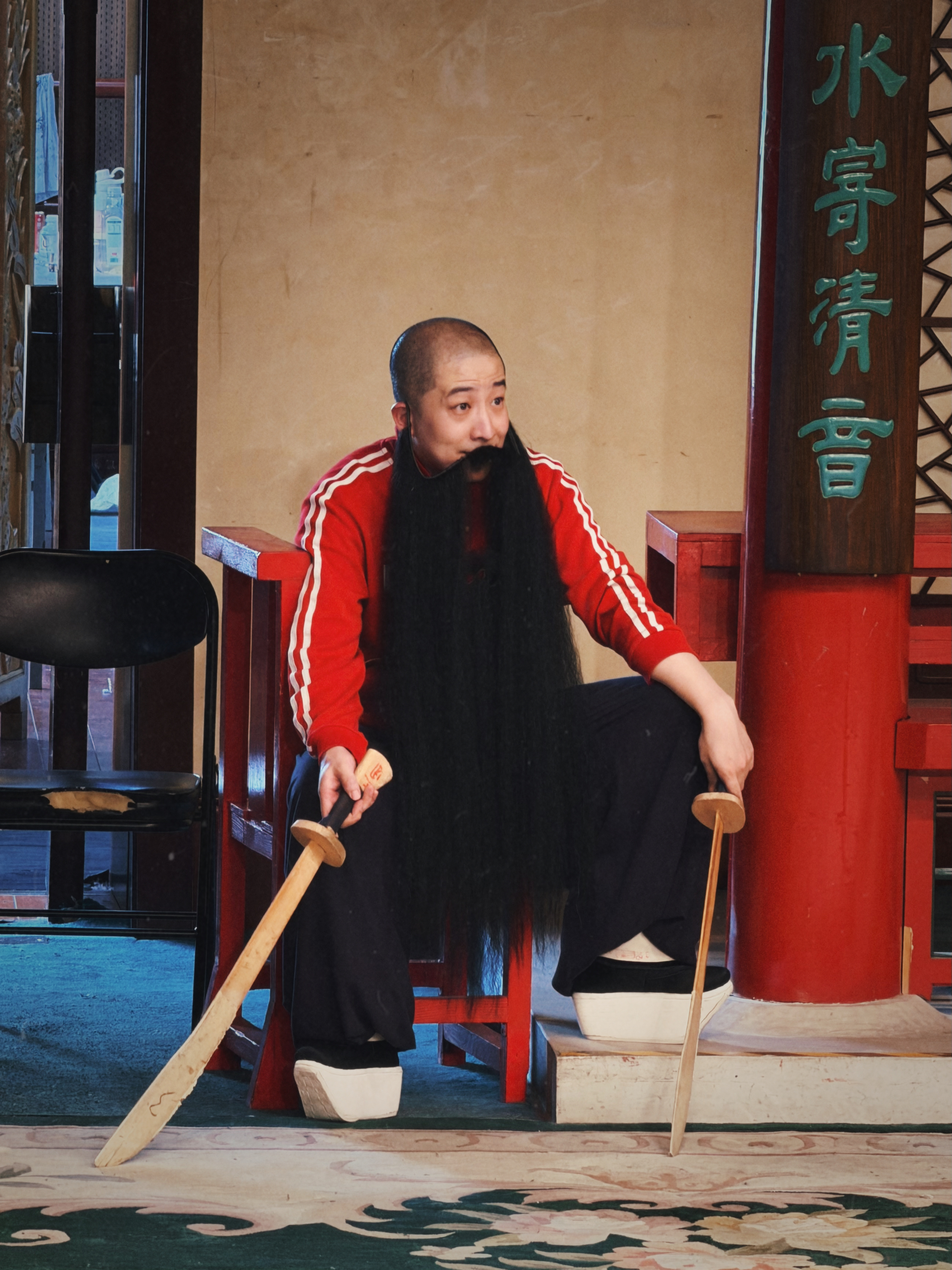 前两天去看国京恶虎村响排，排练间隙拍到一个瞬间，是刘魁魁坐在一旁看团里的年轻演员