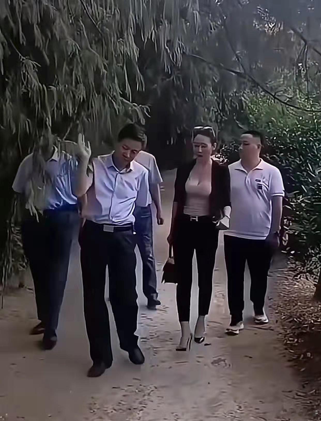 看样子女的才是领导吧？ ​​​