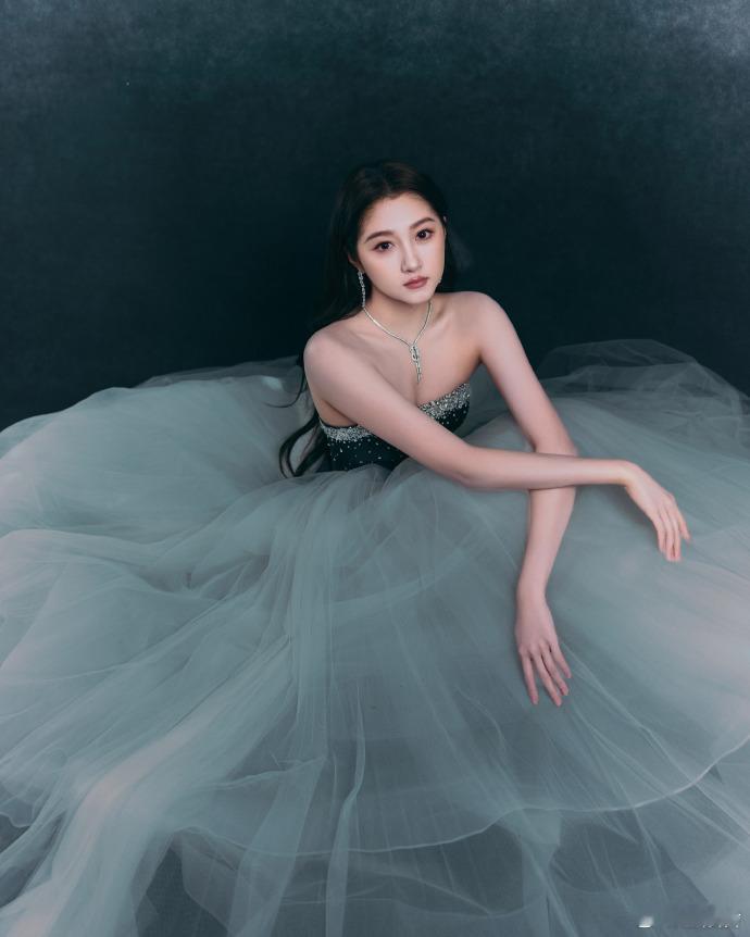 关晓彤点缀星光自信从容  关晓彤抹胸渐变纱裙  看关晓彤穿着抹胸渐变纱裙，仿佛是