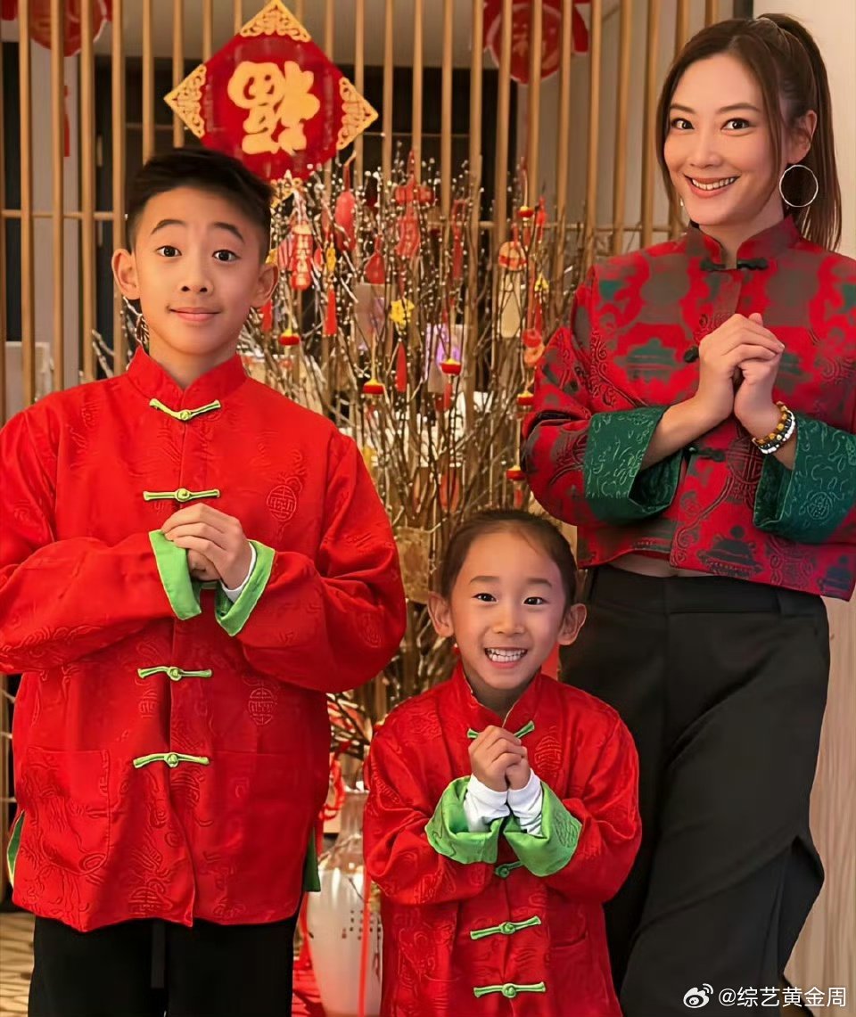 应采儿陪jasper留学 网友伦敦地铁偶遇母子二人，低调不摆架子。应采儿早早安排