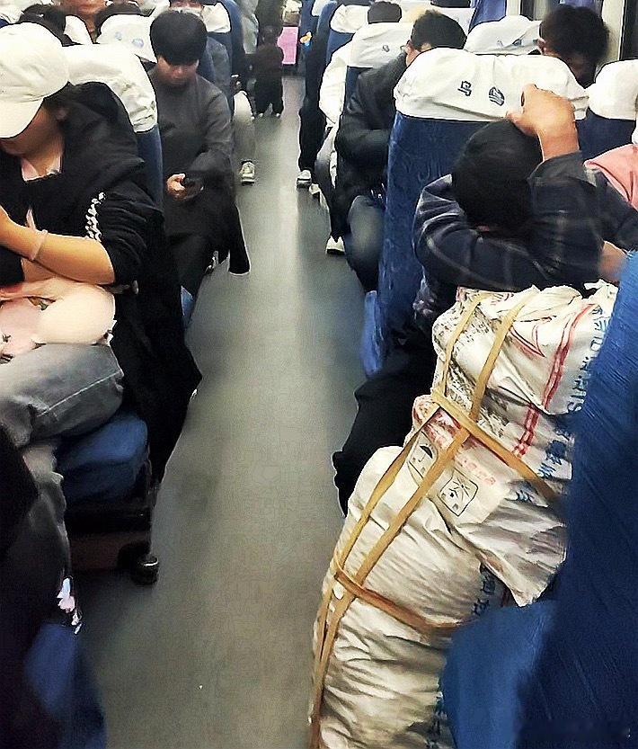 女孩买空座放零食大姐求坐被拒绝这么做没毛病，自己花钱买了三张座位，不能因为别人想