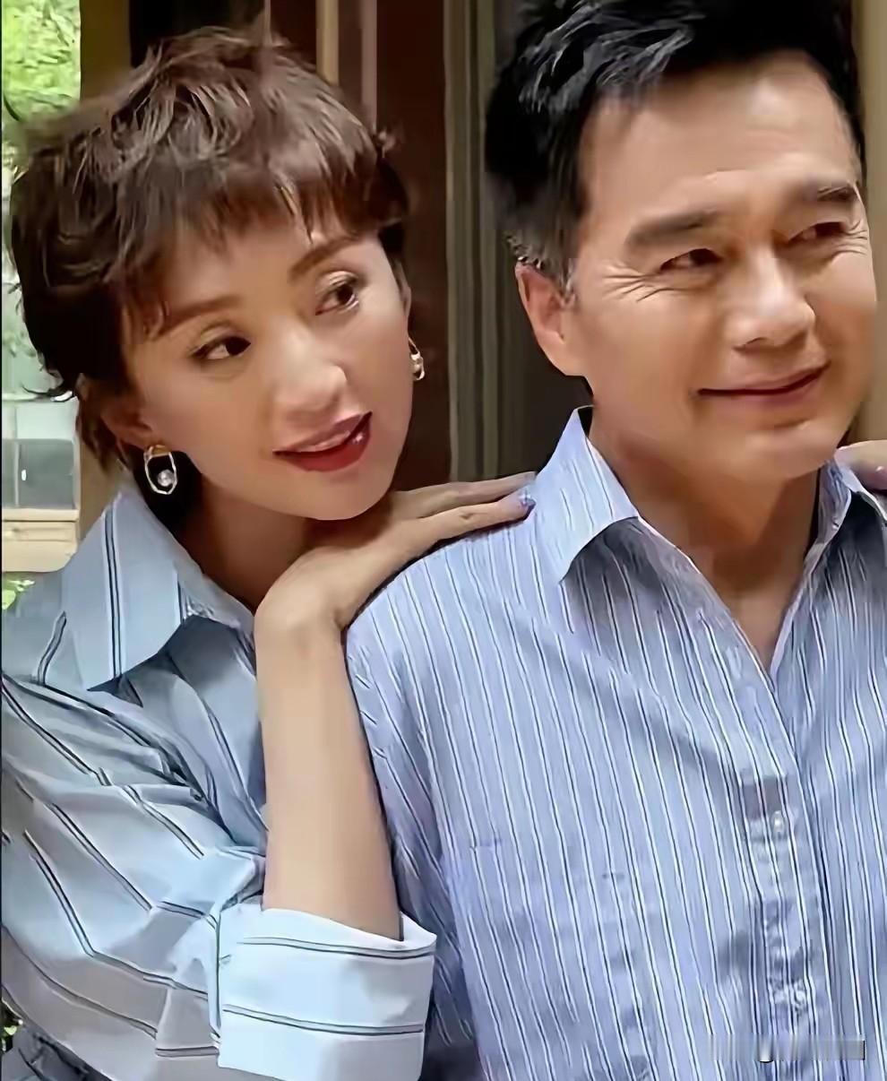 针对许亚军发声明追责网暴，这事得掰扯清楚！

他儿子给母亲办葬礼，作为生父未到场