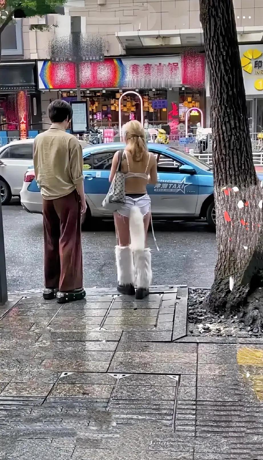 穿成这样就敢出门，还在大街上晃悠，真有人觉得该遭人唾弃？要是你家孩子或朋友这么穿