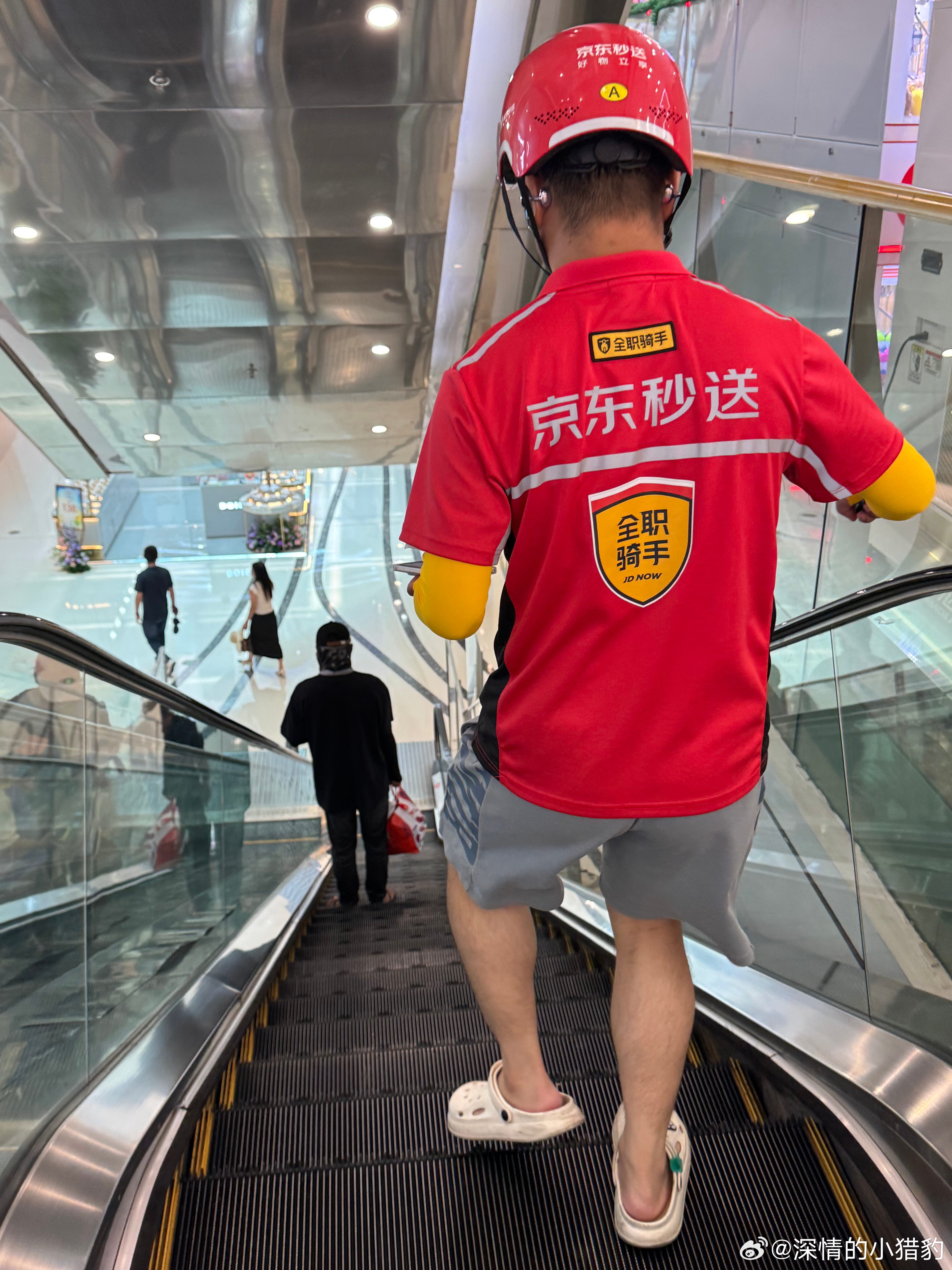 这个「全职骑手」的 T恤到底哪里有渠道啊🥲 