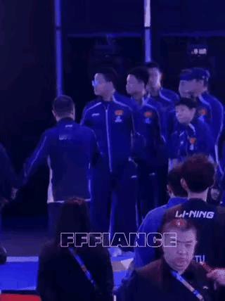 莎莎明目张胆的拍拍马琳，单纯的孩子总惹人喜欢。
赛后国乒在后台等着颁奖。
莎莎越