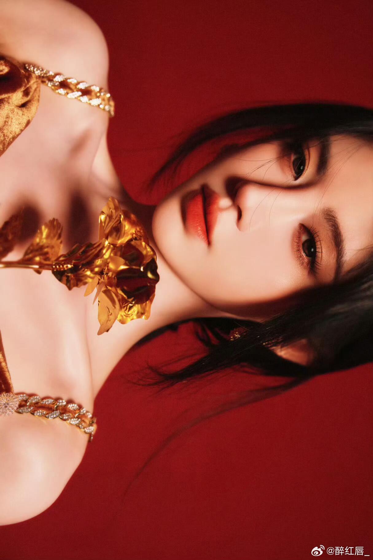  鞠婧祎春尾来信春天的最后一份浪漫，由她送达。鞠婧祎春尾来信，温柔又优雅，静态都