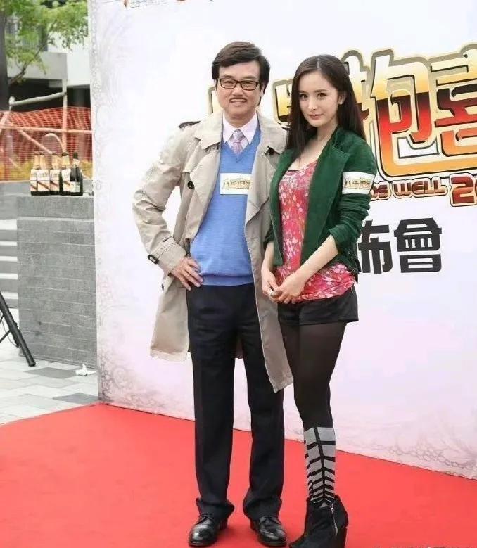 这张早年旧照中的杨幂，感觉虽然穿着很随意，但是照片中的她有着青春靓丽的容颜。眼神