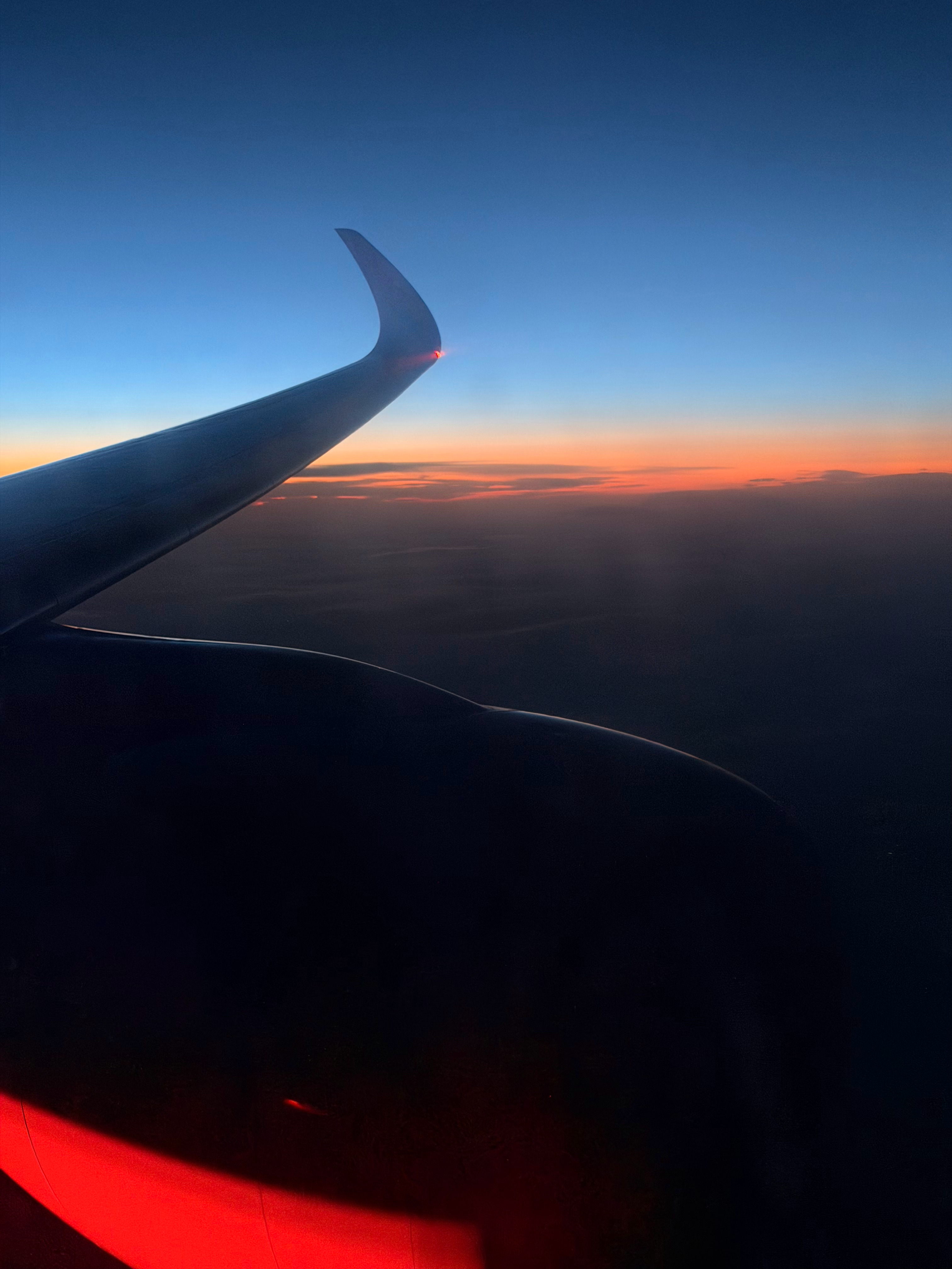 一次饱满的飞行，睡觉、吃饭、干活，然后在飞机上看日出。 