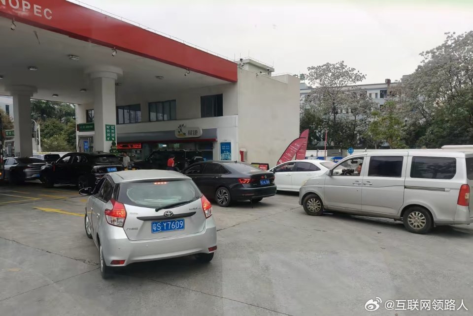 油价上涨，加油站大清早的就排满了队，这次涨价怕是要超历史了吧，一升涨1.6元，加