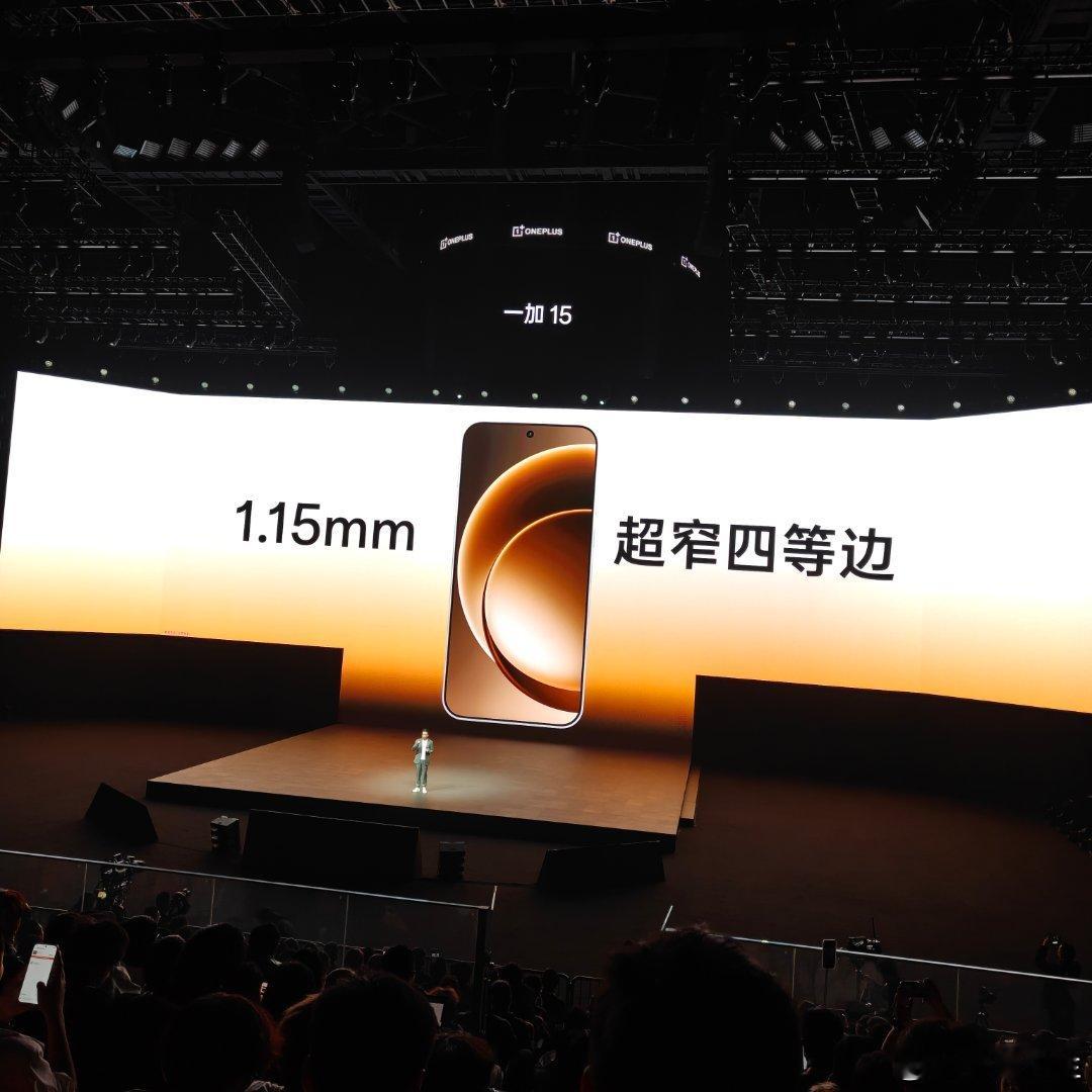 一加15和Ace6新品发布一加15，1.15毫米极窄四等边。 ​​​