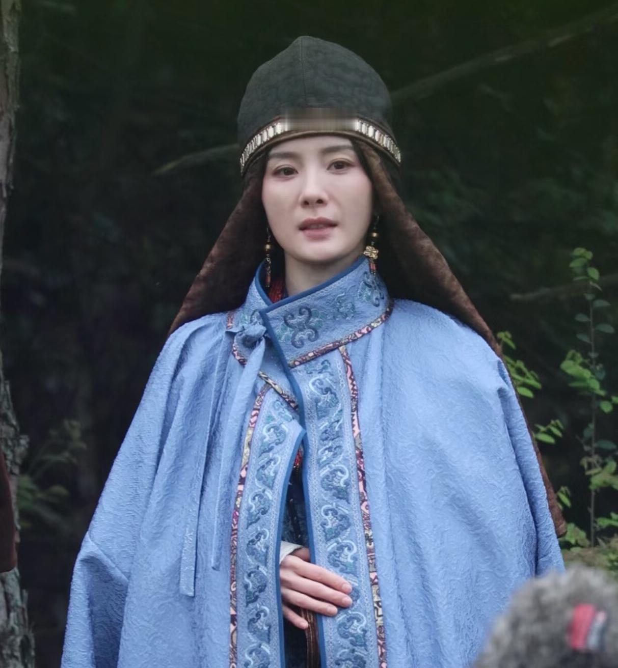 杨幂这是有新剧了吗？
这次的路透图挺真实没有滤镜虽然容颜见了岁月但还是美的。
不