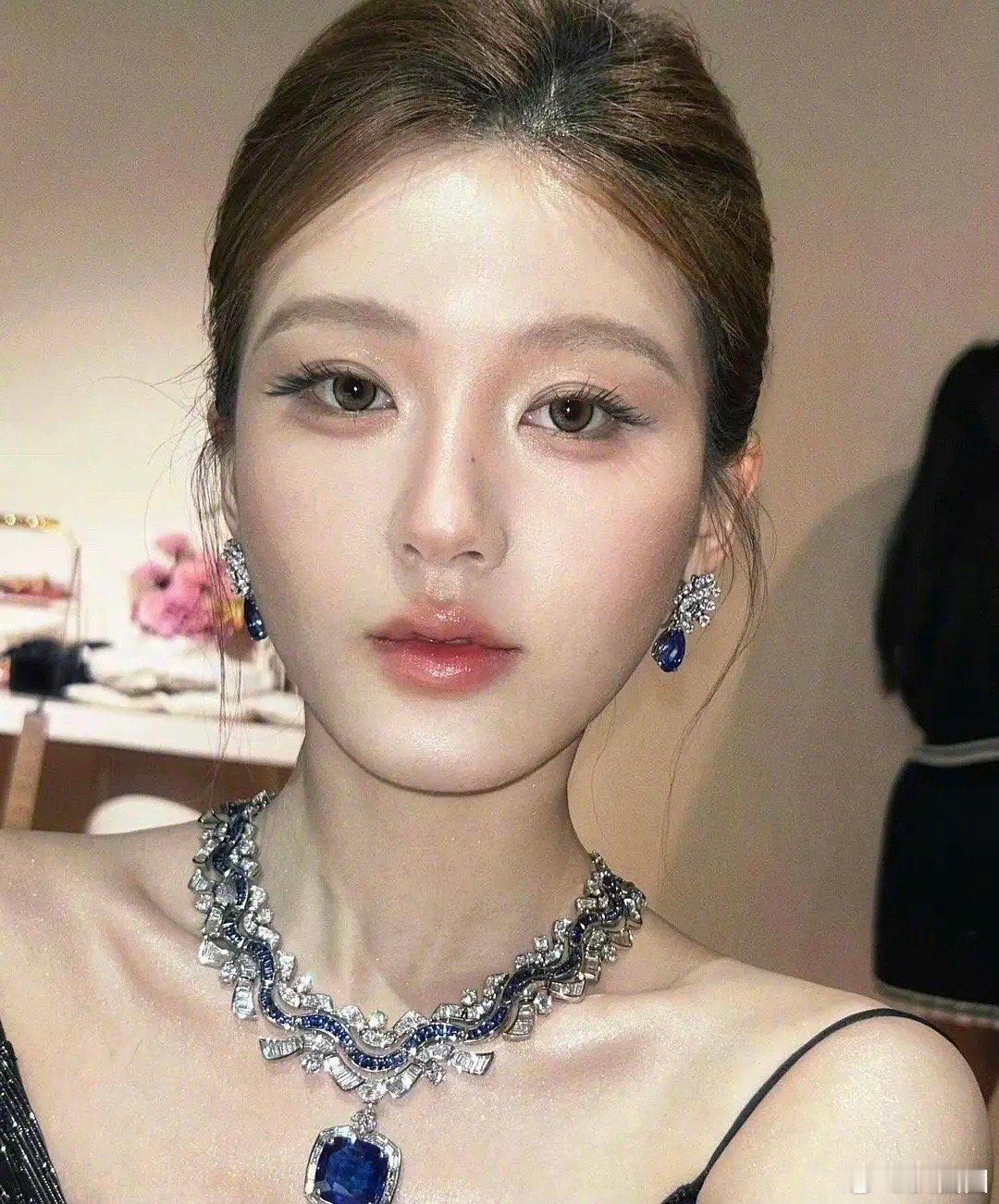赵露思ins更新怼脸照，在回应昨天的整容话题吧～ ​​​
