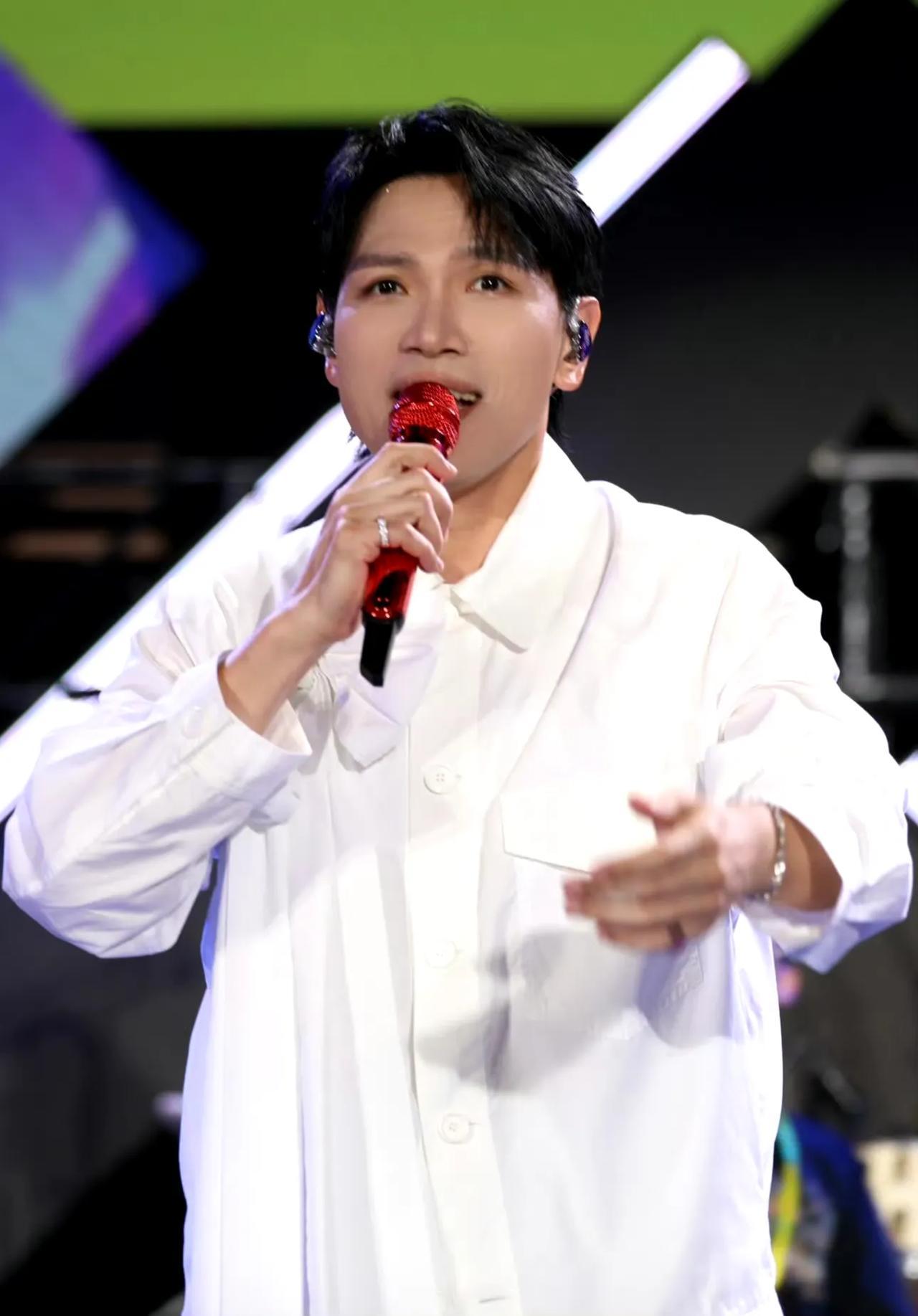 杨宗纬摔下舞台让我真的很气愤，真的希望以后的主办方就做正常舞台，不要再整些花里胡