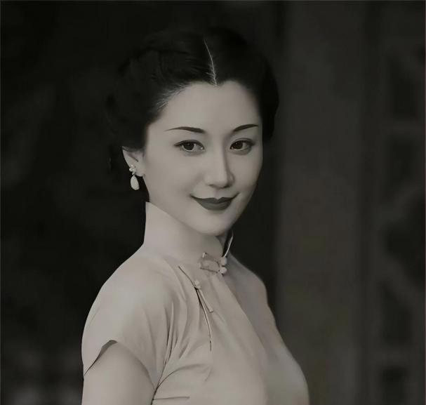 1948年武汉陆军医院的洗衣房里，肥皂泡还浮在搪瓷盆里，陈愉攥着丈夫军装领口的手