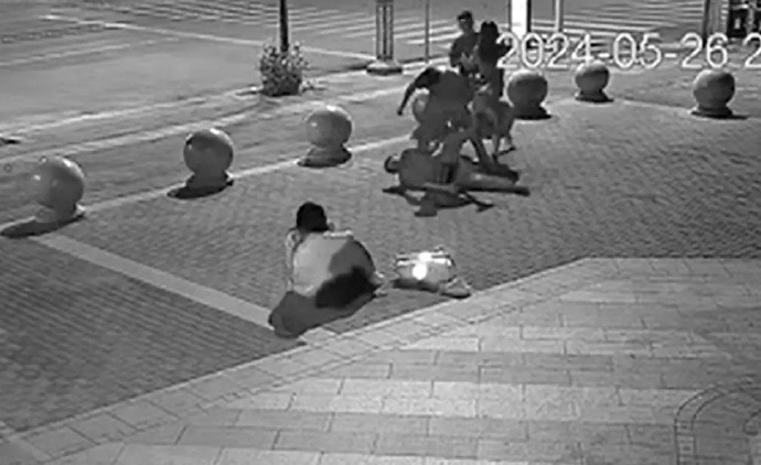 面对家庭暴力，我们应坚守正义，拒绝以暴力为手段。当刘旭勇敢地站出来反对父亲家暴女