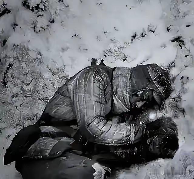 1950年，长津湖战役中，17岁的朱彦夫重伤昏迷，被美军补刀划开肚子，疼醒之后他