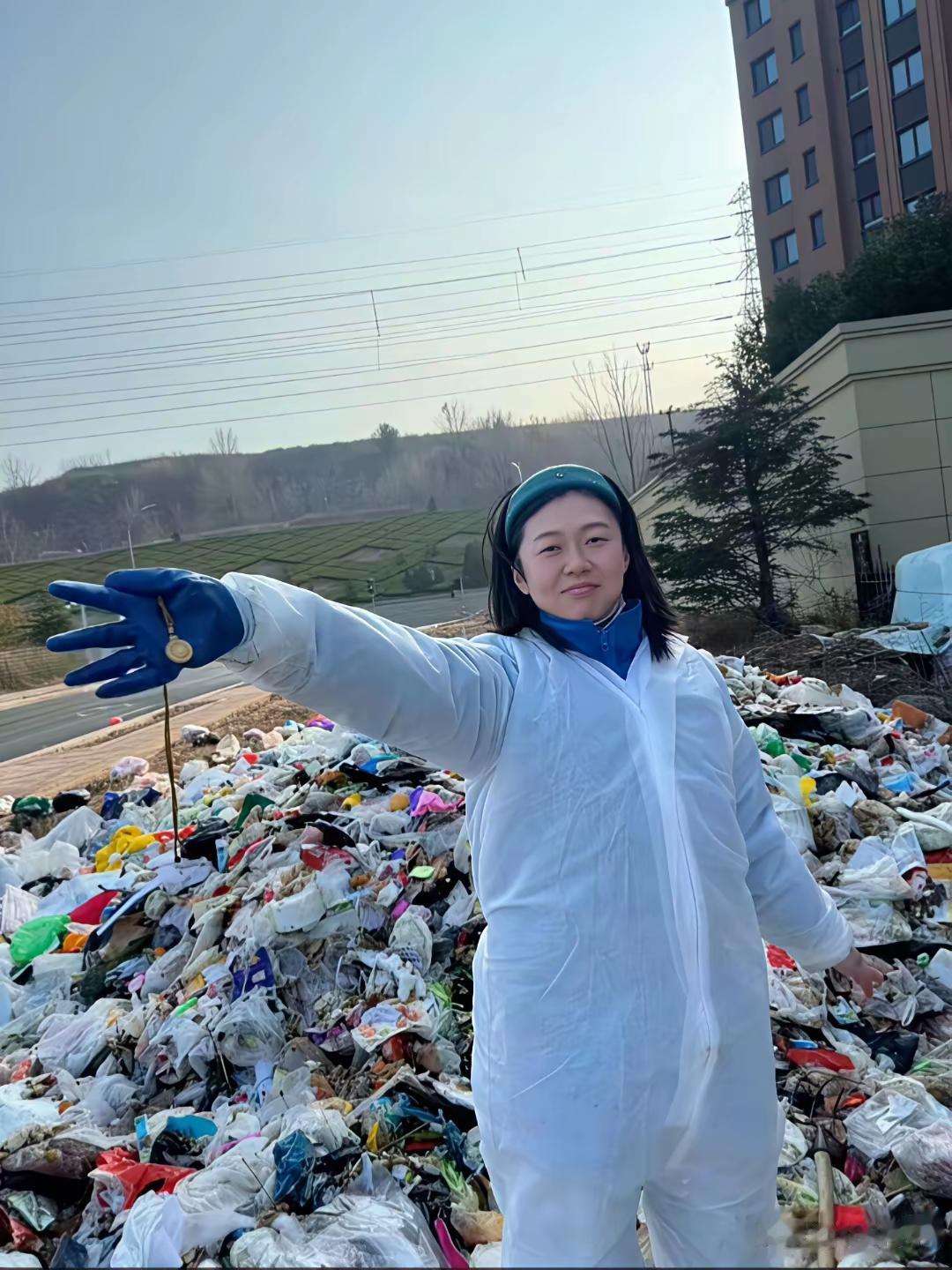 18克黄金项链误丢，6人狂翻5吨垃圾1个小时找回。
不得不说，这女子真的是豁出去