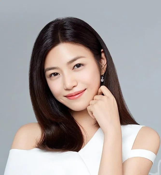 陈妍希，1983年出生于台北，毕业于美国南加利福尼亚大学。2006年，她以电视剧