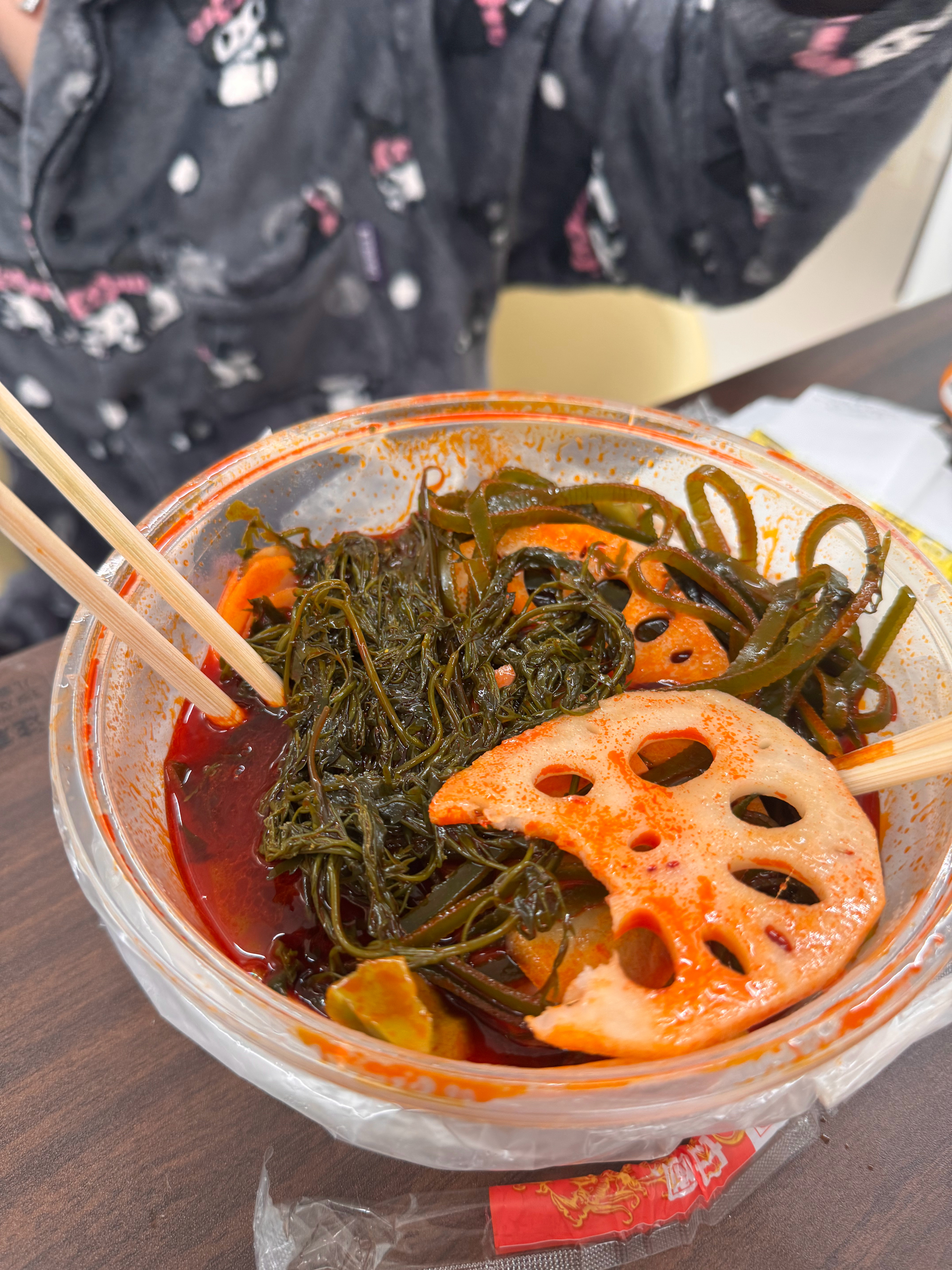 我在和wh吃变态辣曹氏..我们两个吃完舌头都痛了… 