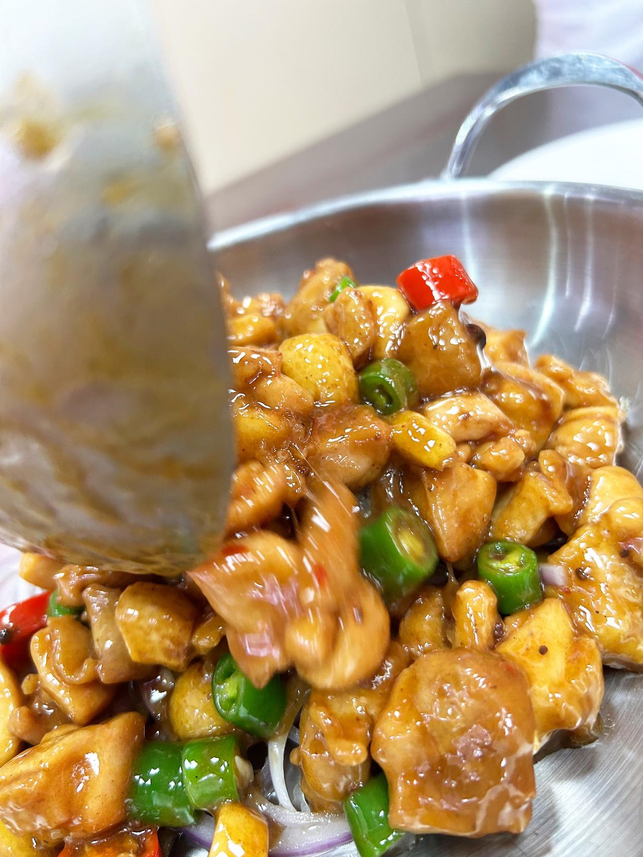 厨师正在用夹子装盘美食。