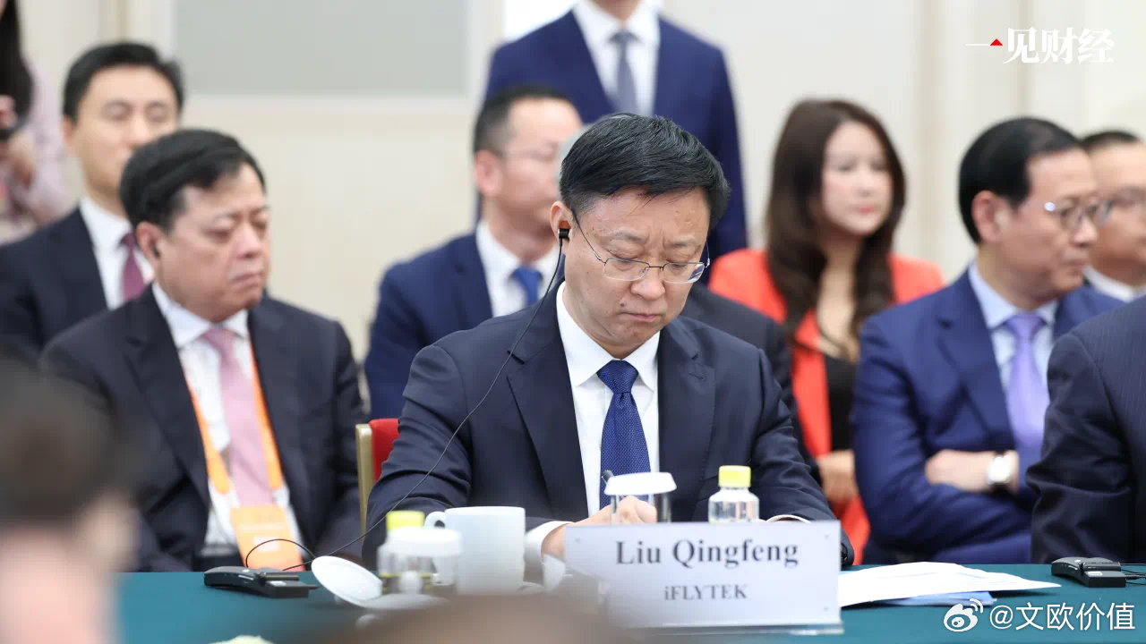 6岁，他在母亲的包子店收款，将粮票换算自如，展现惊人天赋。12岁，他参加初中数学