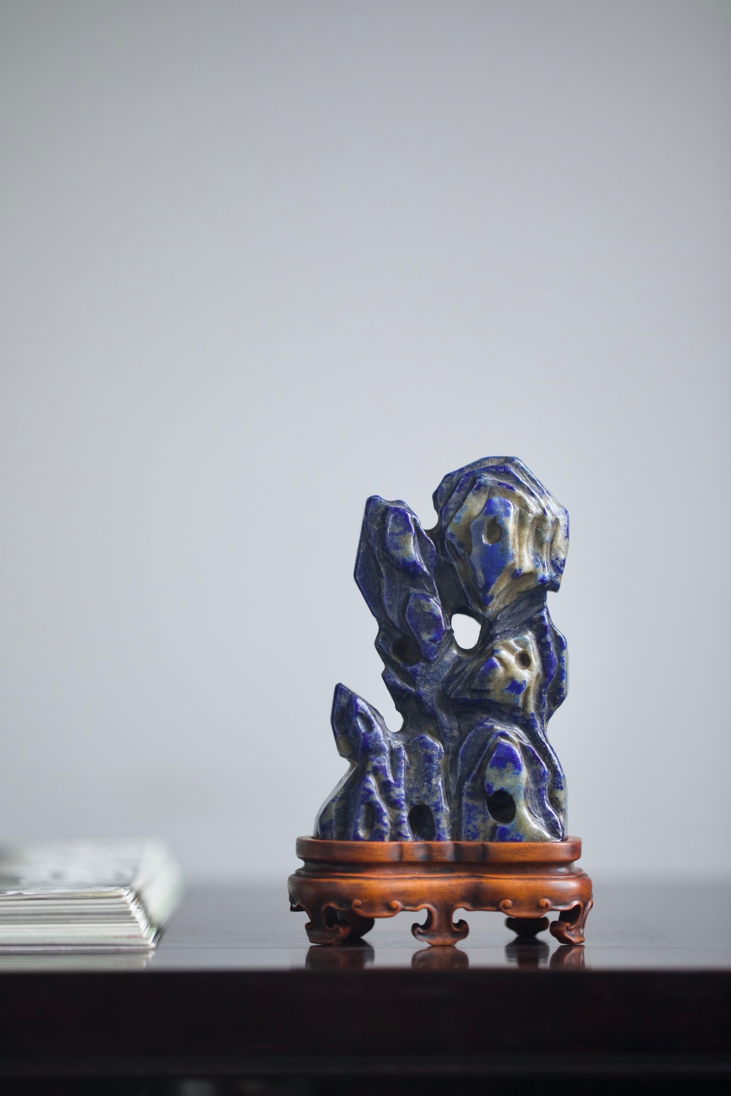 青金石 | 山子其色如青天，形如奇峰。置于书案，既可作清供，也可为镇纸。在笔墨与