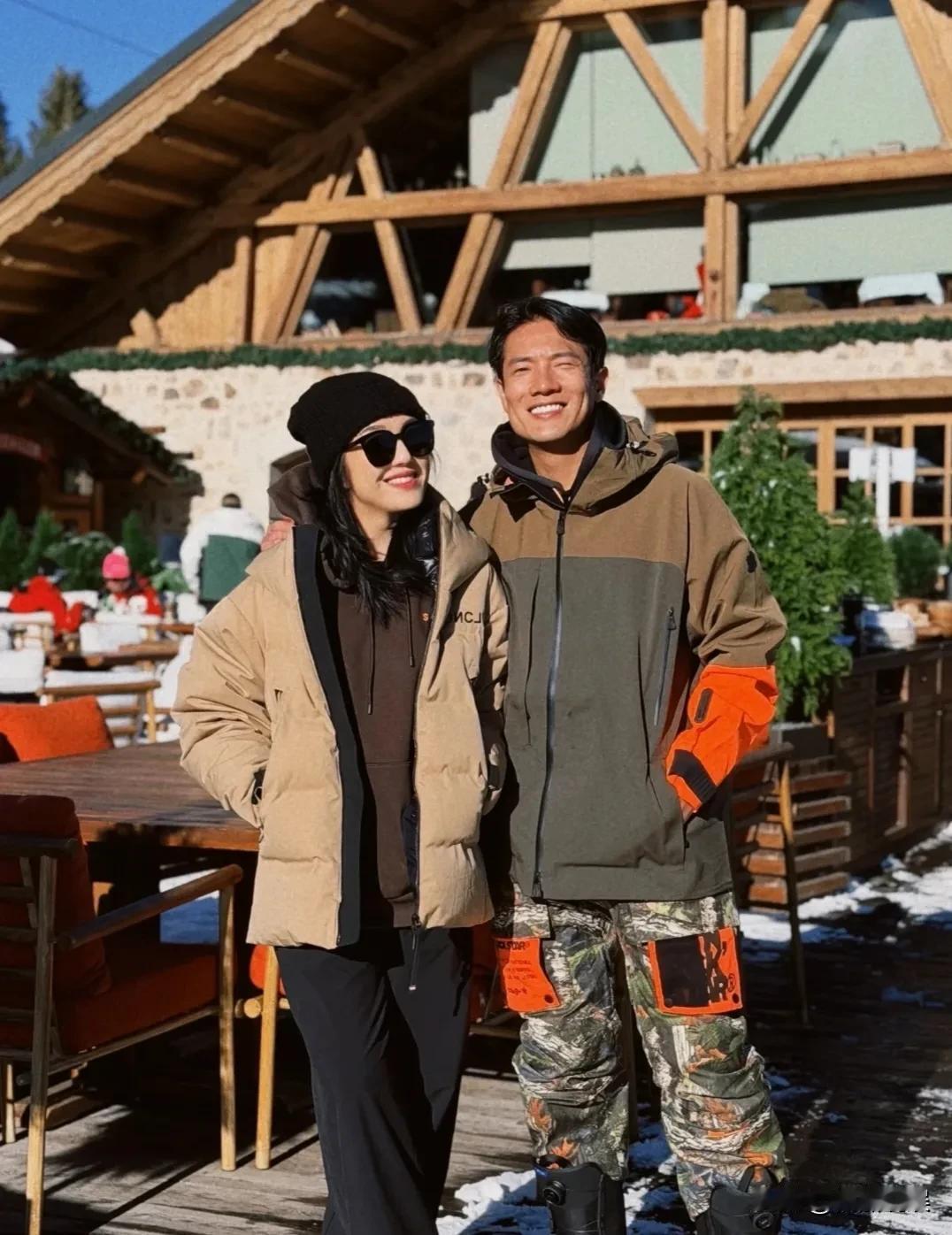 这一对是真合拍啊，满世界旅游。
杨千嬅和老公丁子高现身法国旅游，滑雪。杨千嬅戴着