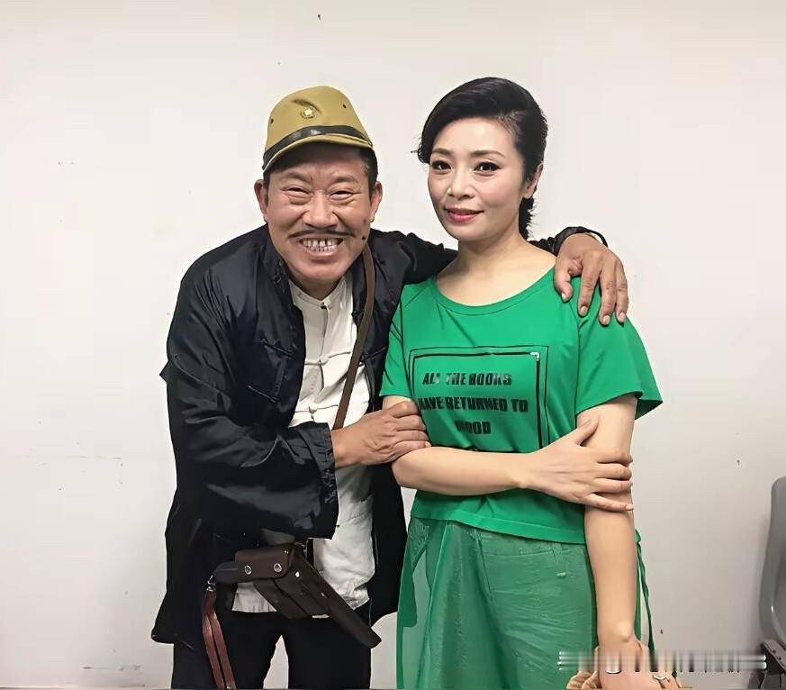 被演反面角色的老艺人杜旭东给逗乐了，他是真的有表演天赋的，穿着戏服，弯着腰，不用
