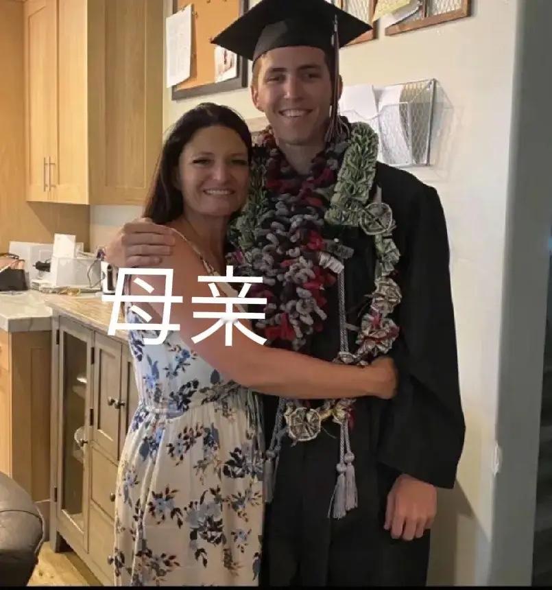 看看枪杀查理·柯克的凶手的生活照，阳光帅气，据悉才22岁，是正在求学的大学生，