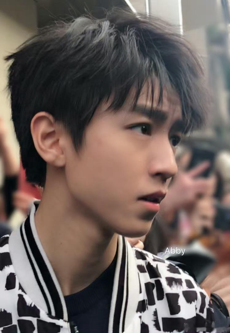 #王俊凯与时代峰峻已解约##王俊凯从小凯变成王总# 眉毛一皱事情不简单 ​​​