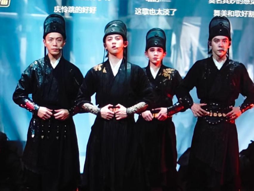 歹毒的妆造一种伏地魔进大观园唱跳的感觉我很少用歹毒形容一组妆造而且舞美和歌曲…有