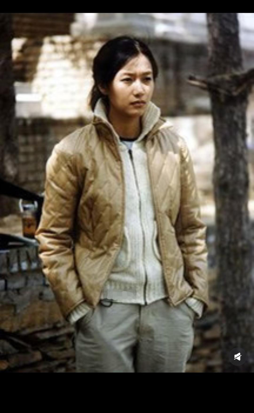 年轻时候的老徐，反正我看着长相很是一般，没老王的校花妻子漂亮多了！
老王当年为了