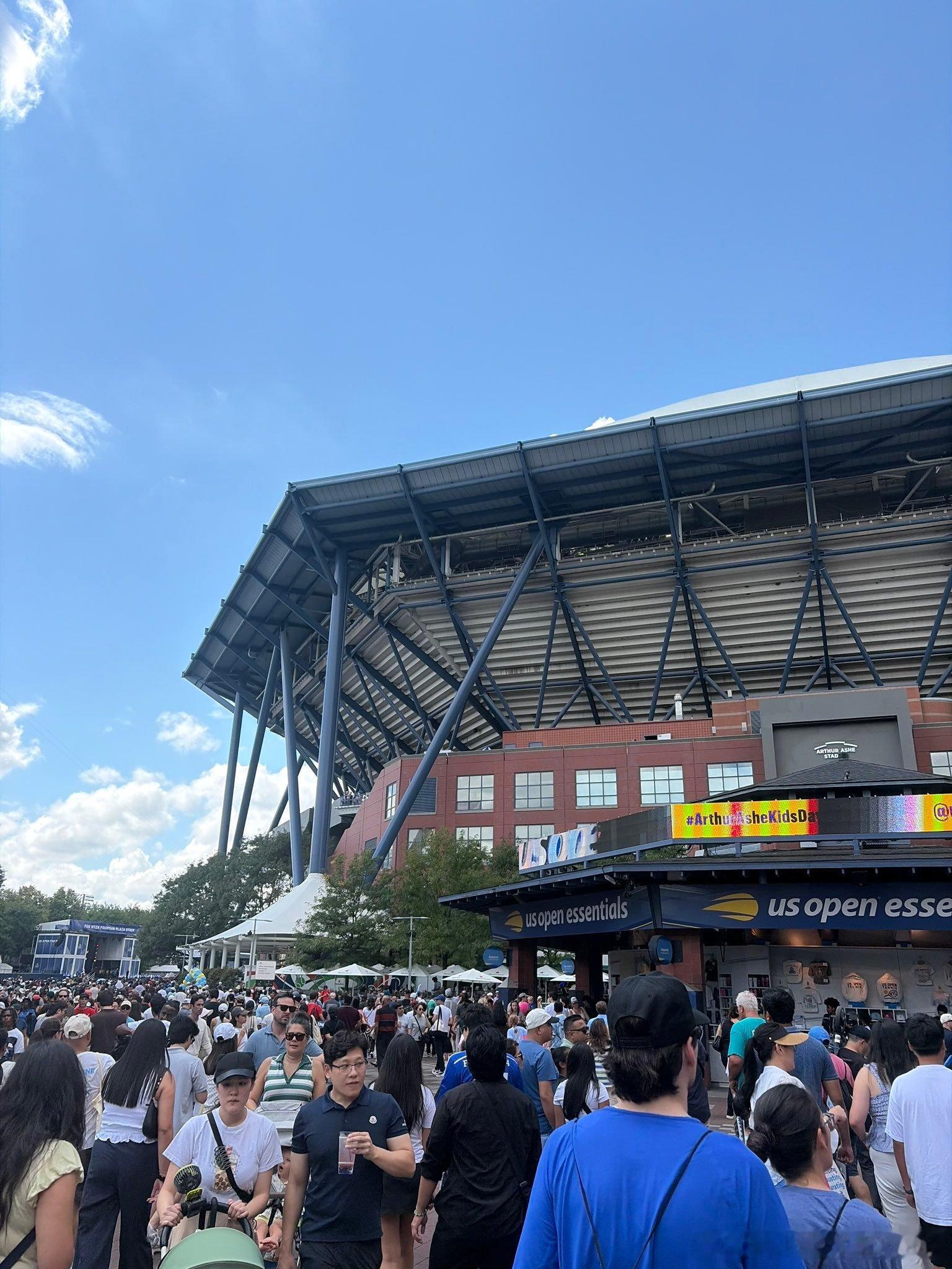 美国🇺🇸网球公开赛开始了！郑钦文刚刚获胜！罗杰·费德罗也来了！美国真是全球体