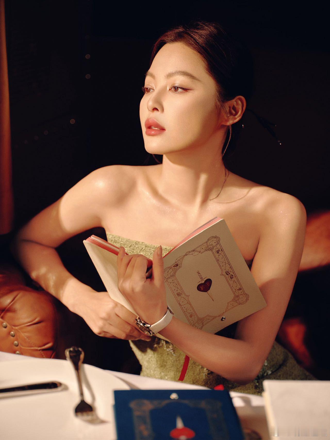 辛芷蕾新中式贺岁大片春晚新春茶话会辛芷蕾身着华服于光影间流转，既有传统韵味又添现