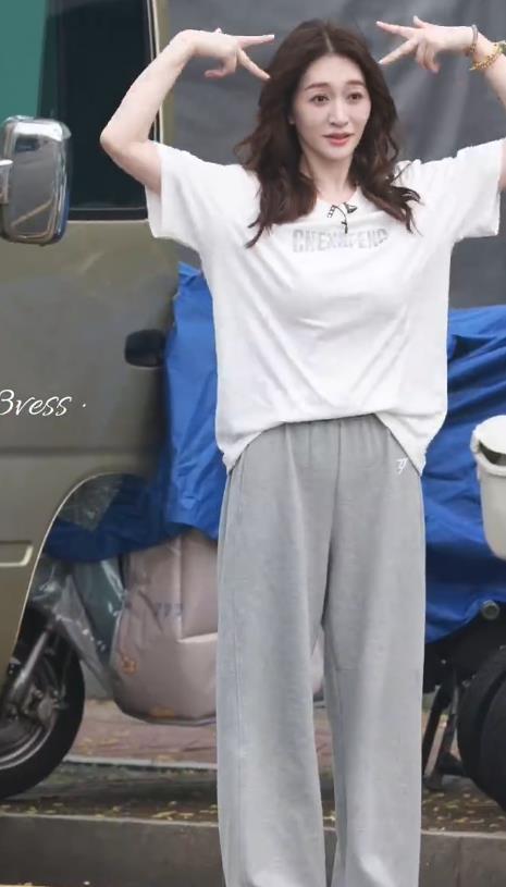 今天李小冉在录制浪姐的时候搭配的很有清新时尚感，看起来也特别的显年轻。

李小冉