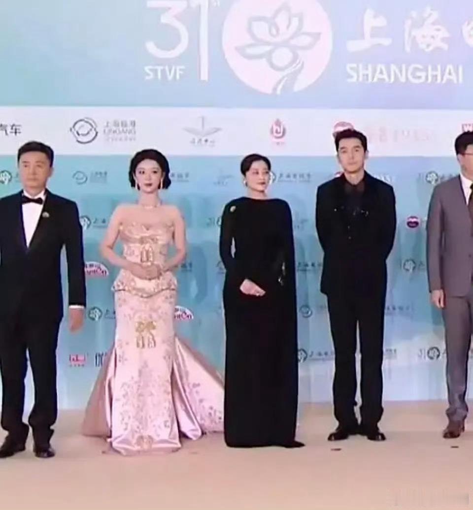 杨紫怎么比别人大一圈呢