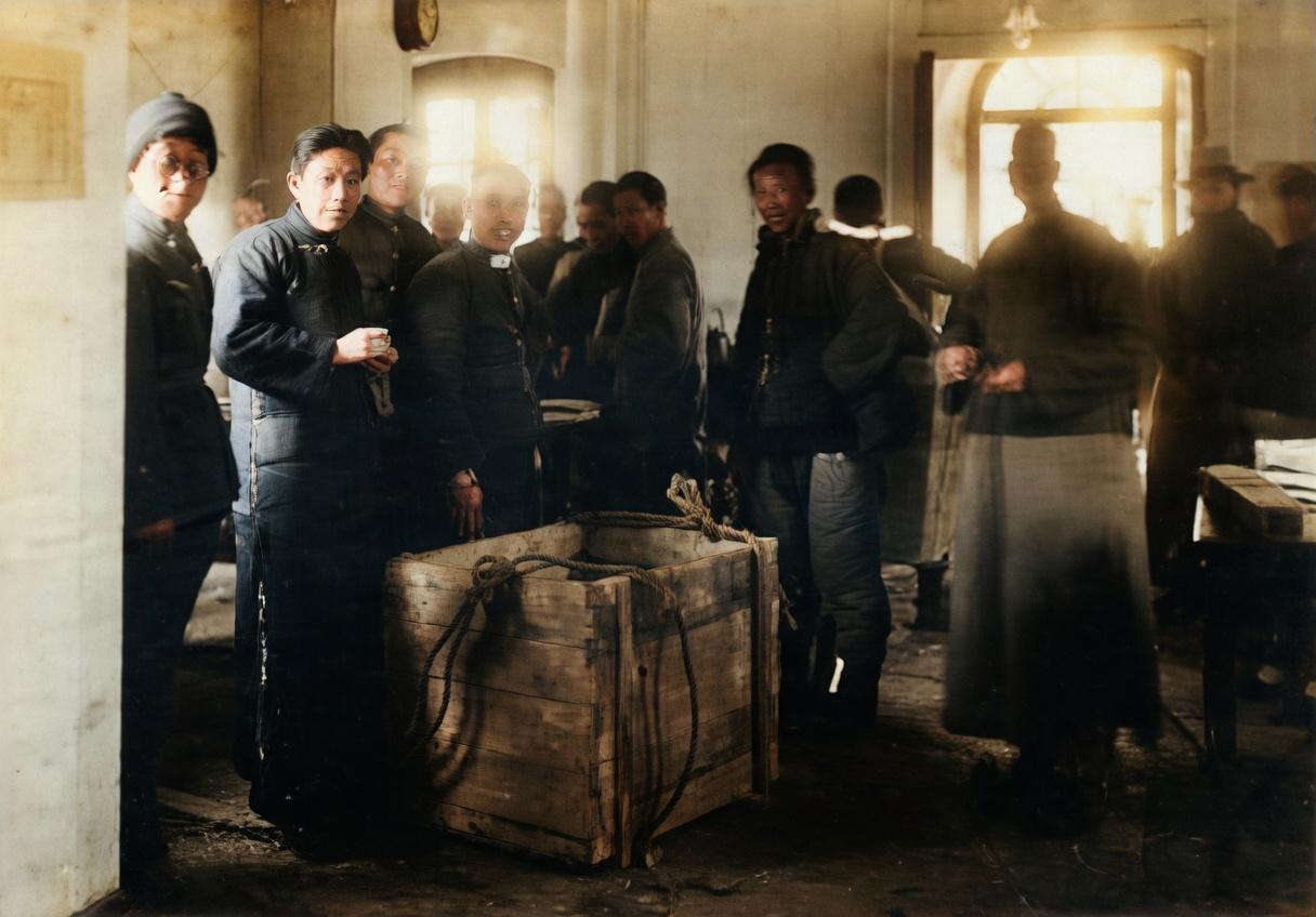 这张照片是1933年故宫文物南迁前夕，文物包装与装箱准备，工作人员在库房内完成装