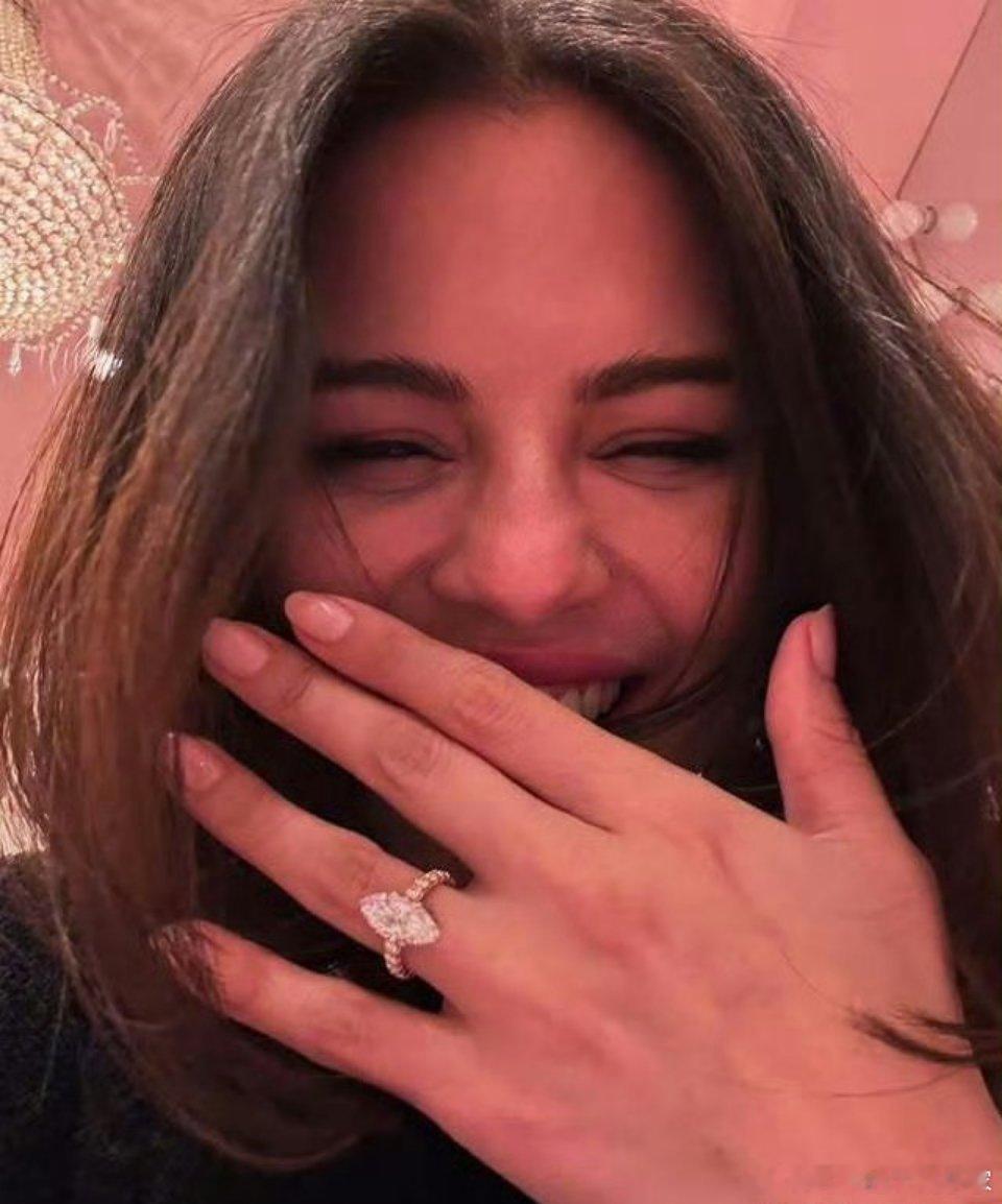 官宣恋情一年后的赛琳娜晒出婚戒，宣布与男友Benny Blanco订婚，配文“f