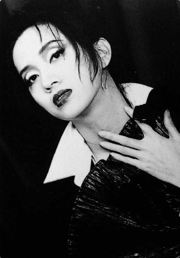 1994年31岁的梅艳芳 