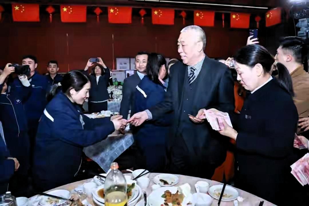 河南矿山起重机（崔培军）2025年盈利2.7亿，拿出1.8亿发年终奖；年会现场发